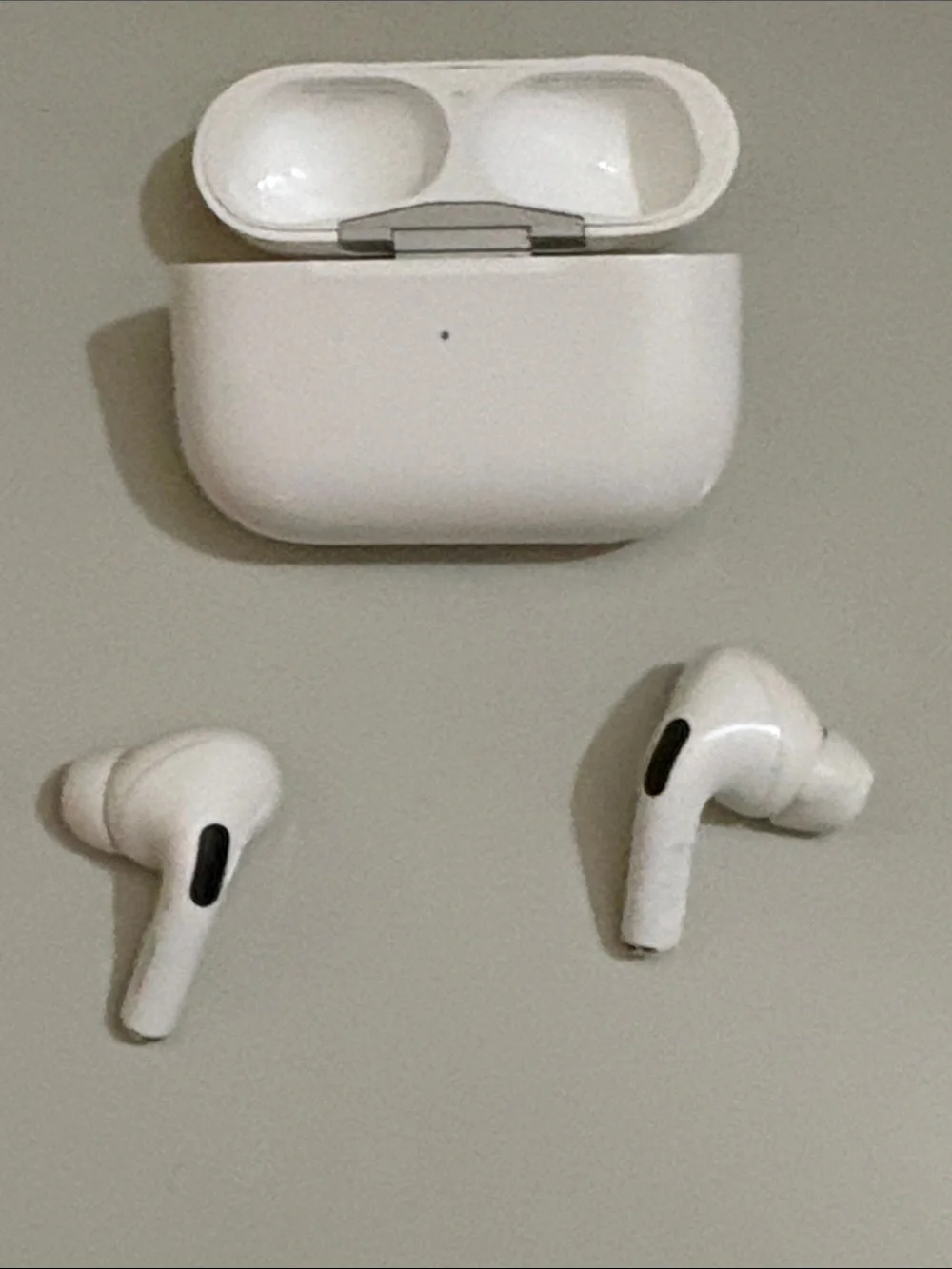 Apple White Wireless Earbuds with Charging Case first generation